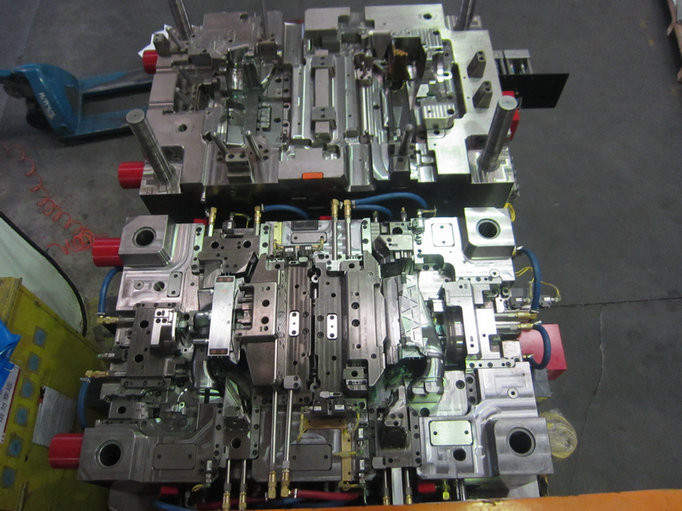 The Automobile Injection Mold Components Adjustable Clamping Pressure