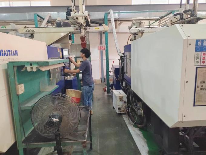 Plastic Appliance Injection Molding Machine Operator Plastic Enclosures